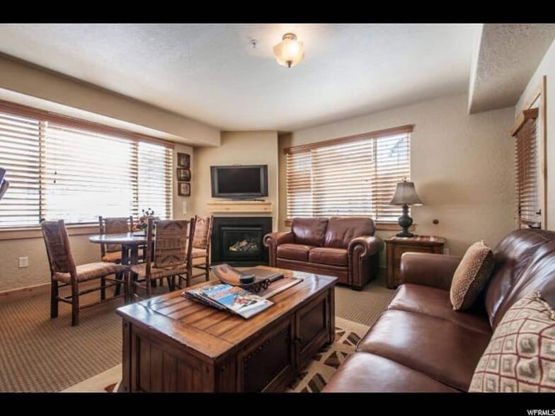 LARGE LIVING ROOM WITH NEW MURPHY BED - 2653 Canyons Resort Dr