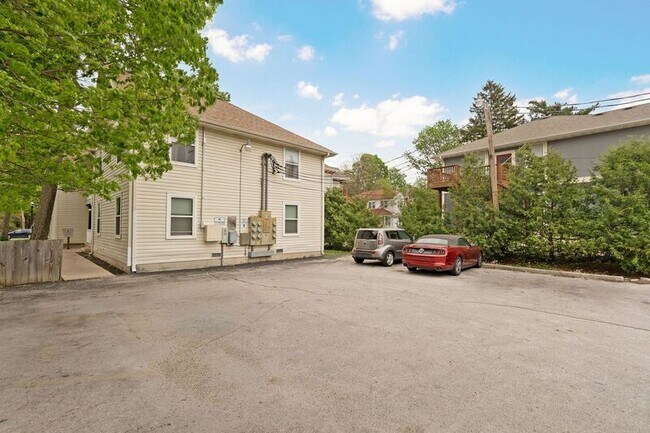 Building Photo - 1138 E Walnut St