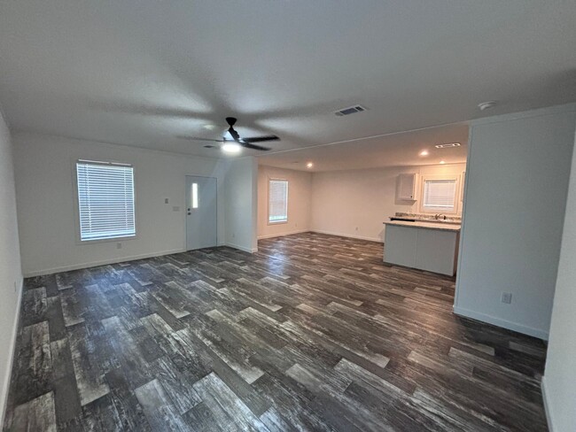 Building Photo - Move in special $500 off first months rent !