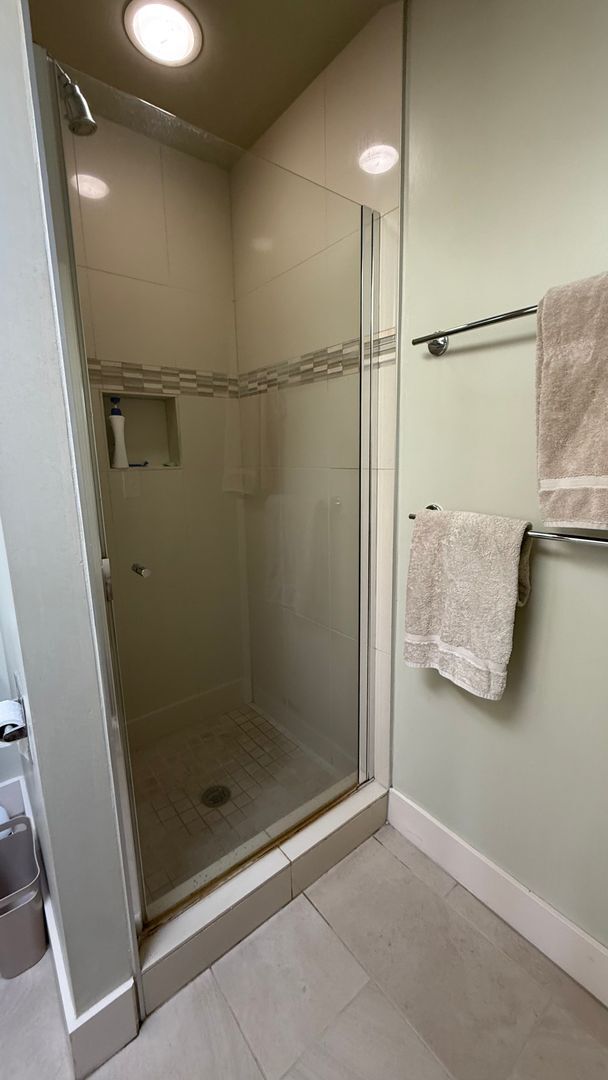 Building Photo - Beautiful Fully Furnished Home in Close-In...