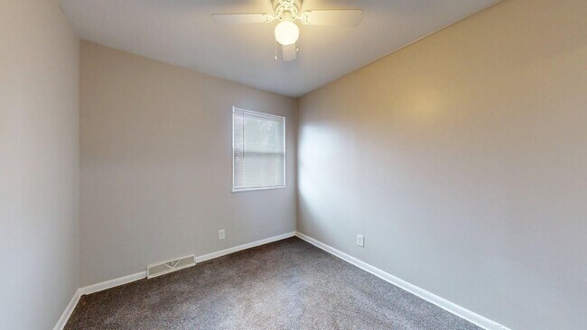 Building Photo - Elyria - updated 2 bedroom/1 bath townhouse.