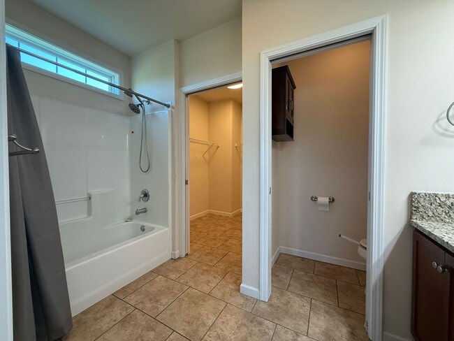 Building Photo - 3 Bedroom 3.5 Bathroom Home Located in Gre...