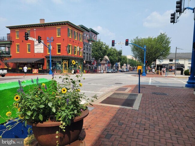 Building Photo - 136 Bridge St