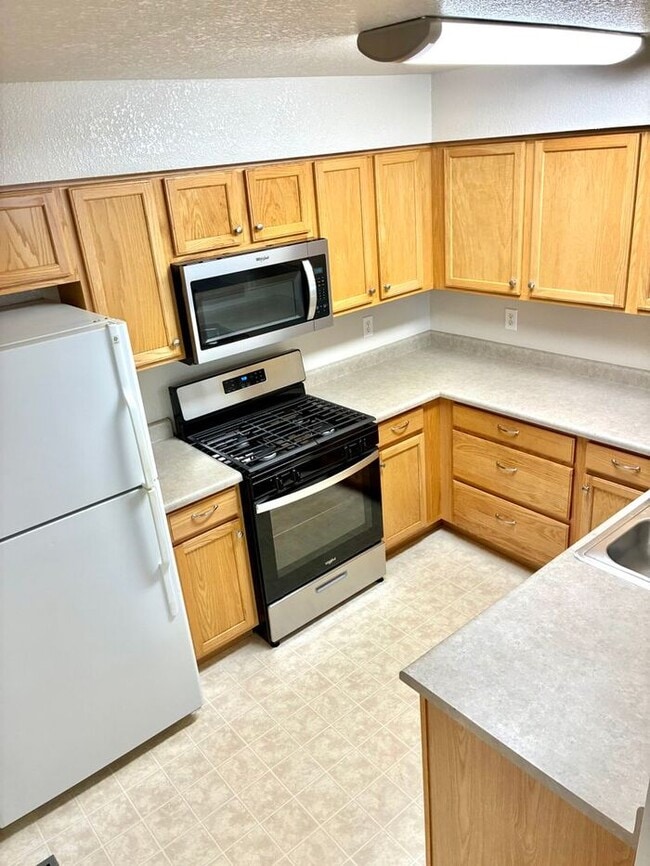Building Photo - Beautiful and Spacious 3 Bed, 3.5 Bath Townhome in SE Fort Collins. Detached 1 Car Garage. Water/...