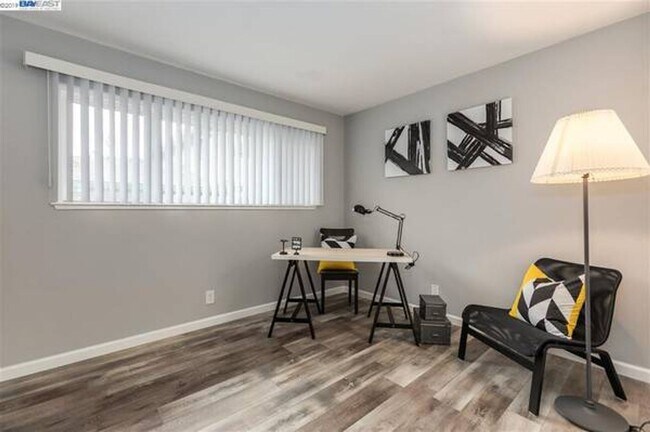 Building Photo - $2,490 - THE NICEST FIRST FLOOR CONDO IN P...
