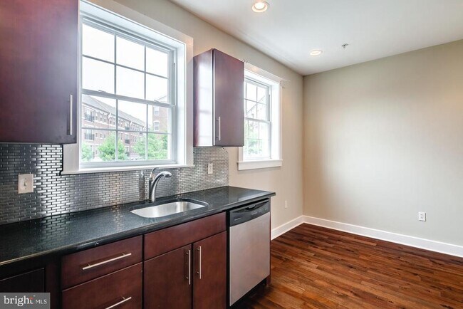 Building Photo - 2633 Catharine St