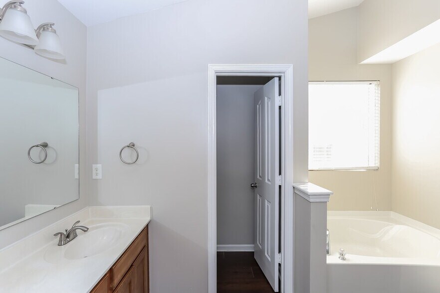 Building Photo - 12910 Rothe House Rd