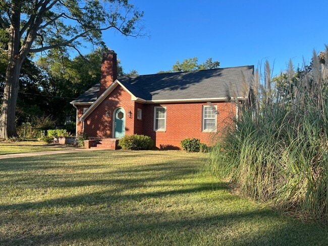 Building Photo - Historic Charm: walk to town