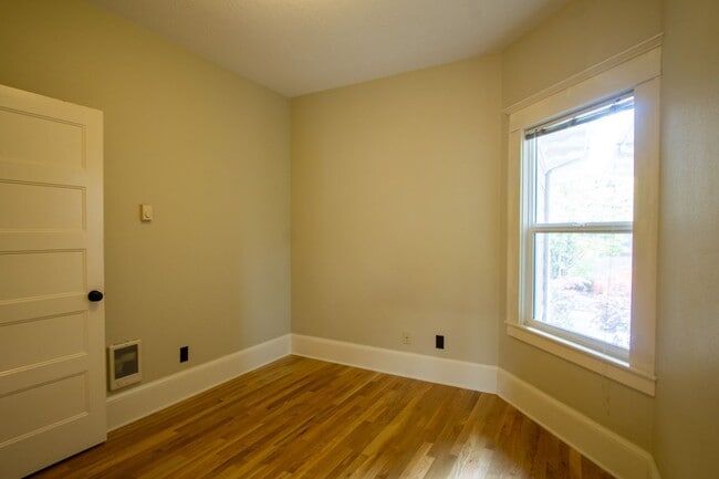 Building Photo - Gorgeous Top-Floor One-Bed with Amazing Balcony Space!