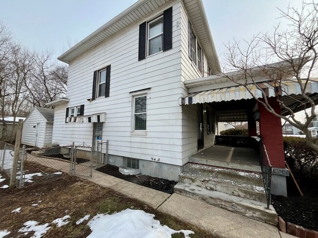 Building Photo - Fully Updated 3 Bedroom Home with 2 Car Garage