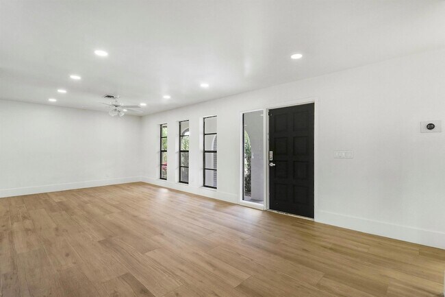 Building Photo - 1009 Alamanda Dr