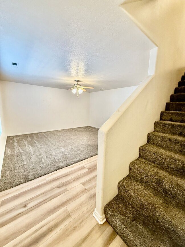 Building Photo - Pet-Friendly Three Bedroom Townhome in Woodbridge