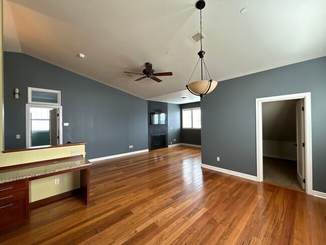 Building Photo - 2 Bedroom / 1.5 Bath Executive Apartment i...