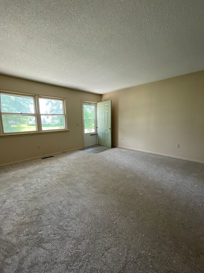 Building Photo - 302 W Neosho St