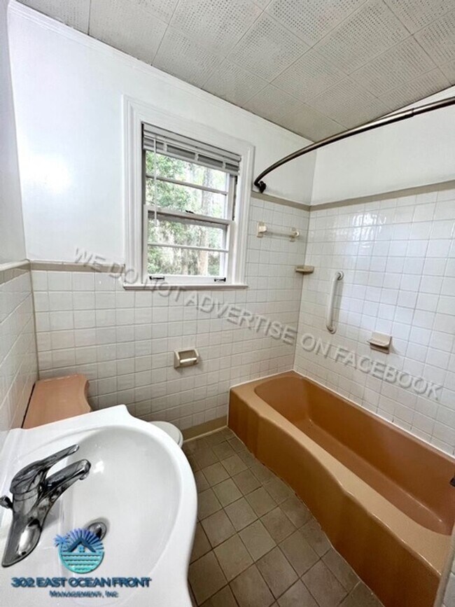 Building Photo - Huge 4 bedroom / 2 bathroom updated home n...