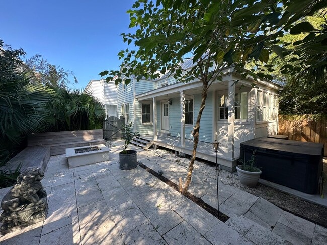 Building Photo - Charming Private Carriage Home in Downtown...