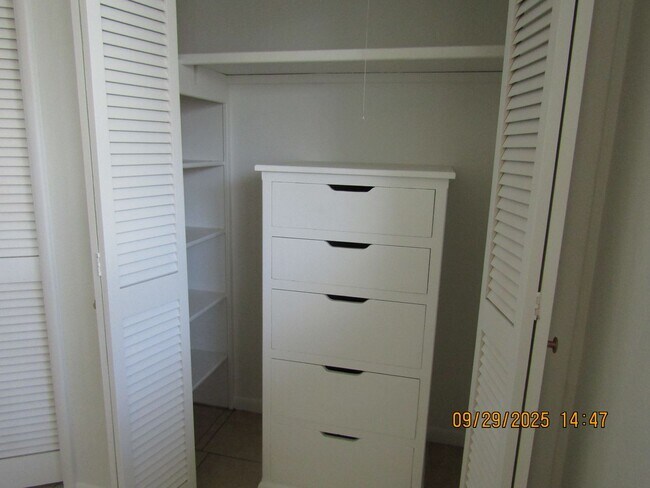 Building Photo - Very nice spacious home! No Carpet! Pet Fr...
