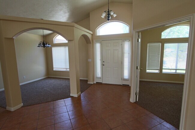 Building Photo - Red Cliffs area 3br / 2 ba home with garage and nice yard