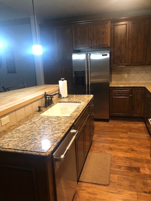 Condo kitchen/bar - 2056 W Bellerive Ln