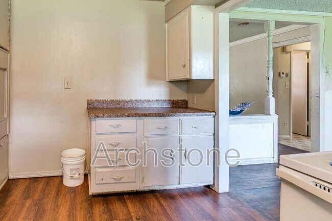 Building Photo - 724 General Senter Dr
