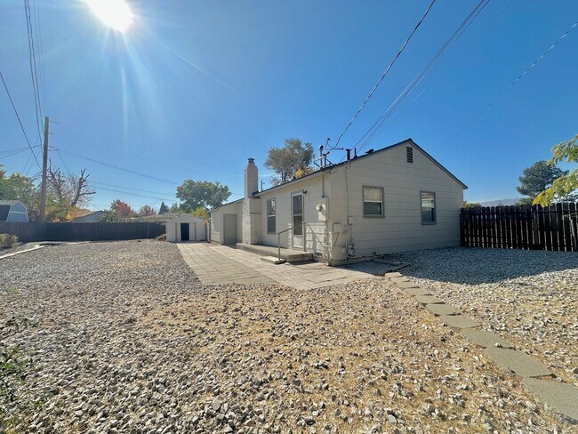 Building Photo - Charming 2-bedroom, 1-bathroom house