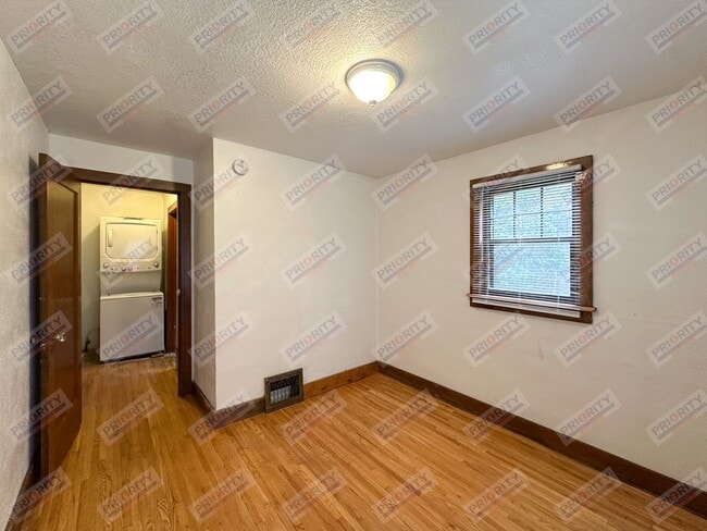 Building Photo - 3 bedroom, 2 bath single-family home