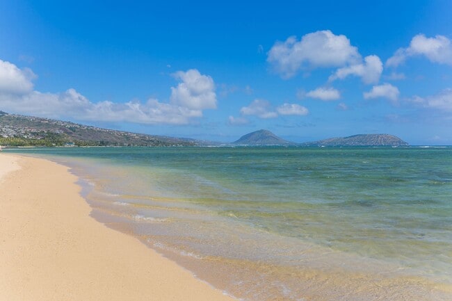 Building Photo - Kahala Avenue Beachside -  1 minute walk to beach  Recently remodeled w/fenced yard. 1 bdrm, 1 ba...