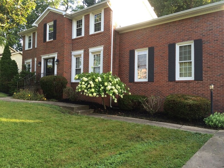 Mature seasonal landscaping! - 602 Creekvalley Rd.