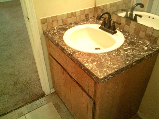 Building Photo - 6812 NW Willow Creek Dr