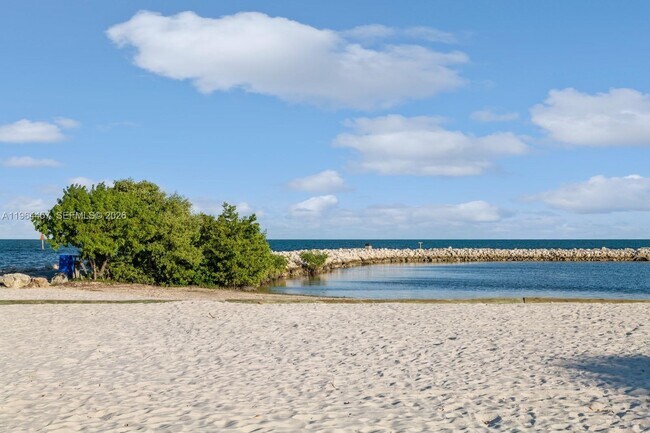 Building Photo - 133 E Silver Palm Ave