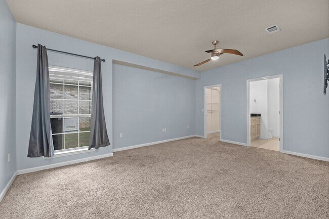 Building Photo - MOVE-IN SPECIAL!