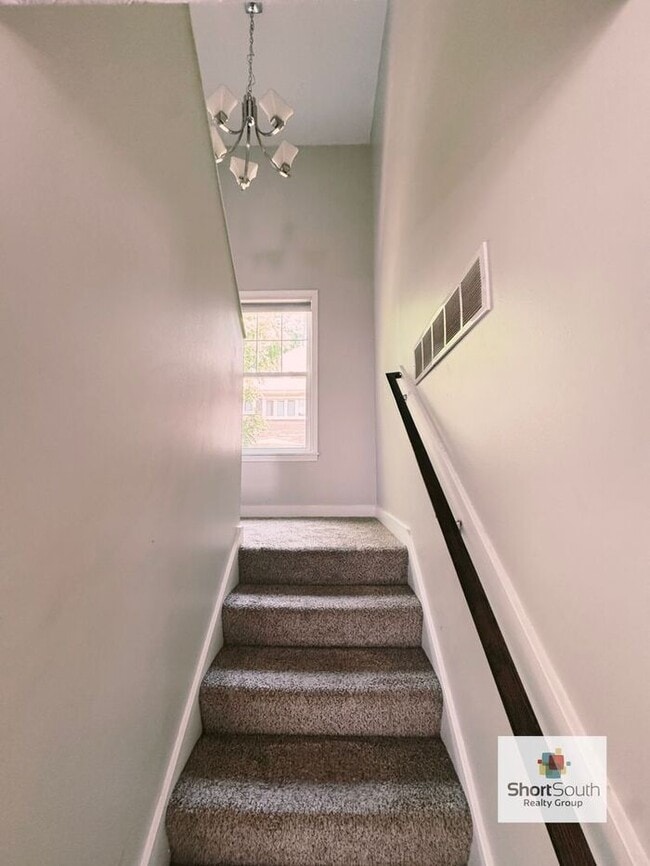 Building Photo - Wealthy St 4 bed 2 bath Single Family Home