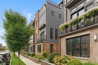 Building Photo - 210 Legend Dr