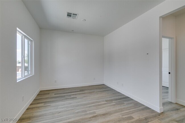 Building Photo - 367 N 16th St