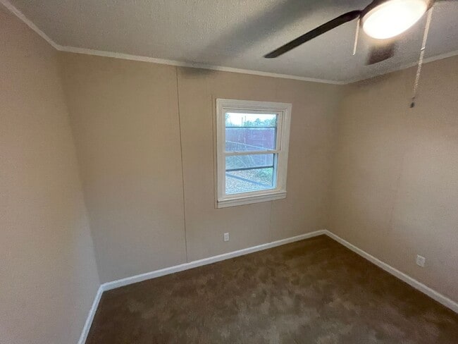 Building Photo - 4 Bedroom Brick House - Vouchers Accepted
