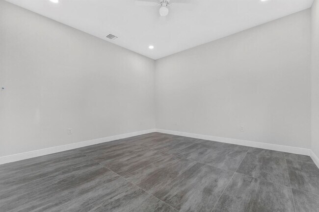 Building Photo - 5250 SW 18th St