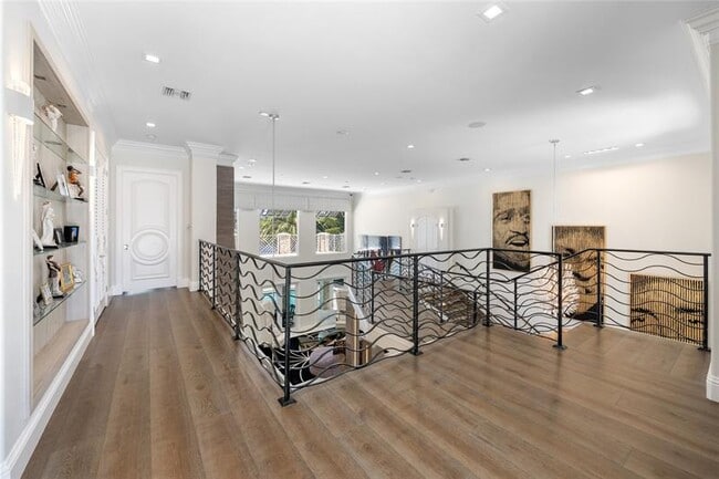 Building Photo - 2307 N Riverside Dr