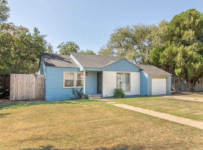 Building Photo - 3 bed 2 bath 1 car garage. 2 living rooms!