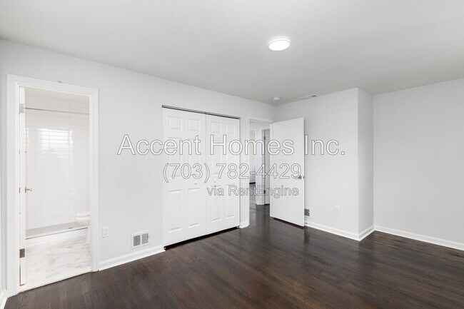 Building Photo - 8613 Kenilworth Dr