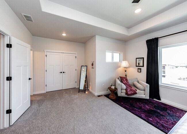 Building Photo - Beautiful Townhome Next to Nature on Westside