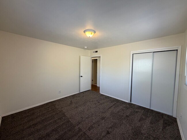 Building Photo - Quaint 4 Bedroom 2 Bathroom Home In The NE!