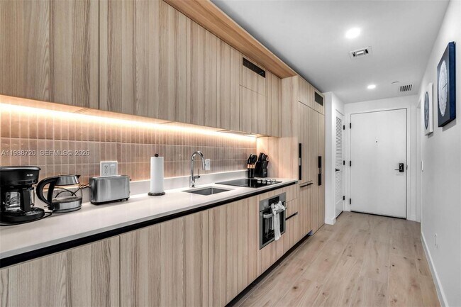 Building Photo - 225 N Miami Ave