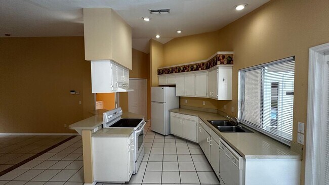 Building Photo - SPACIOUS 4-BEDROOM HOME WITH SCREENED POOL IN SE CAPE CORAL