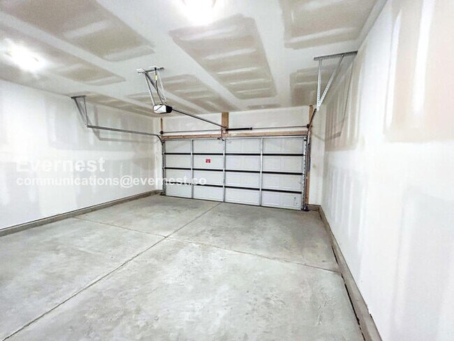 Building Photo - Application Fee WAIVED! Limited Time Special Offer - Split your security deposit payment.  5 Bed/...