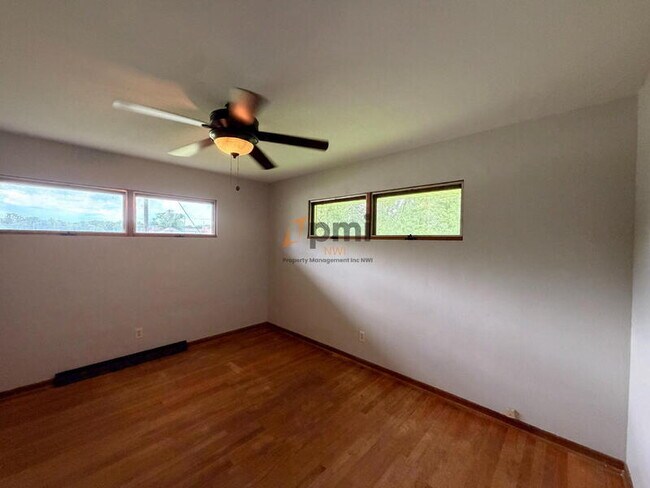 Building Photo - 330 E 69th Pl