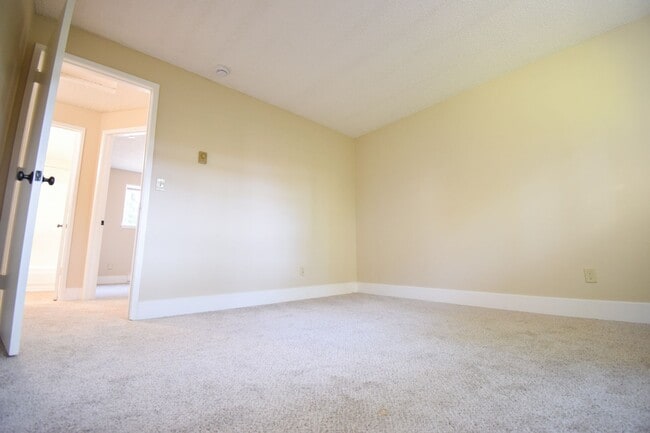 Building Photo - Spacious 2 BR Townhome in SW Portland! W/S/G is Included