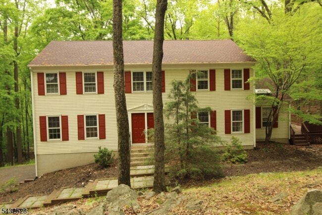 Building Photo - 5 Deer Run Dr