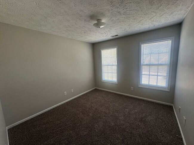 Building Photo - Spacious 3 Bedroom, 2.5 Bath Home with Bon...