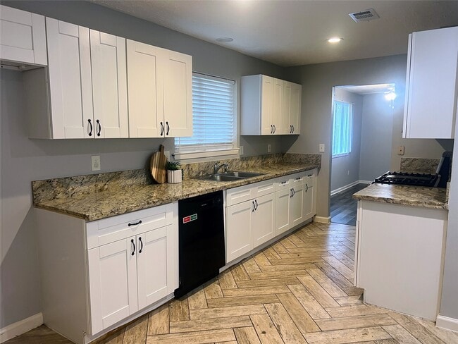 Building Photo - 1202 Manorglen Dr