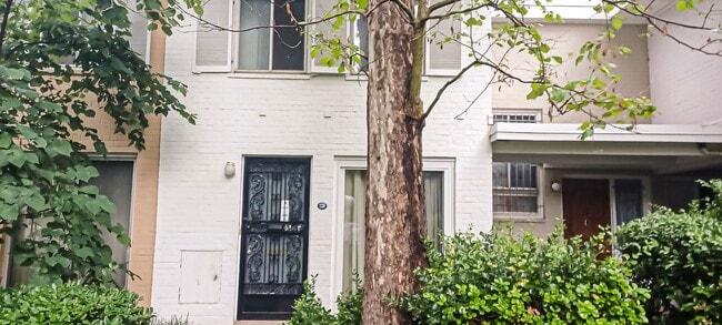 Building Photo - Sunlit 2 Bed 1 Bath, 3 Level Townhome in S...